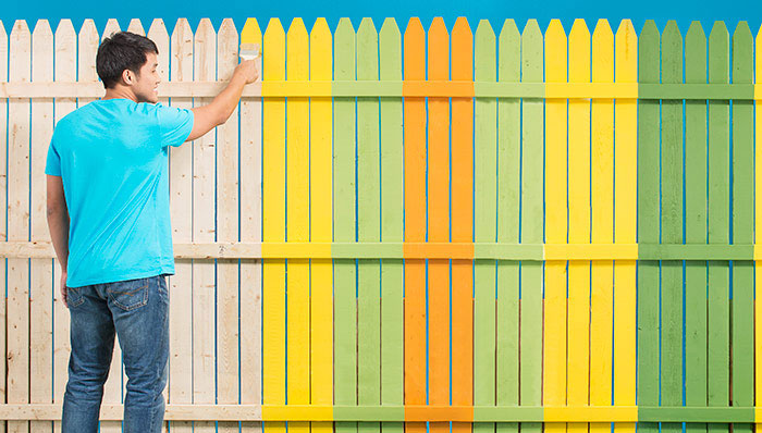 Fence painting. Крашеный забор. Красит забор. Крашенный краской забор. Человек красящий забор.